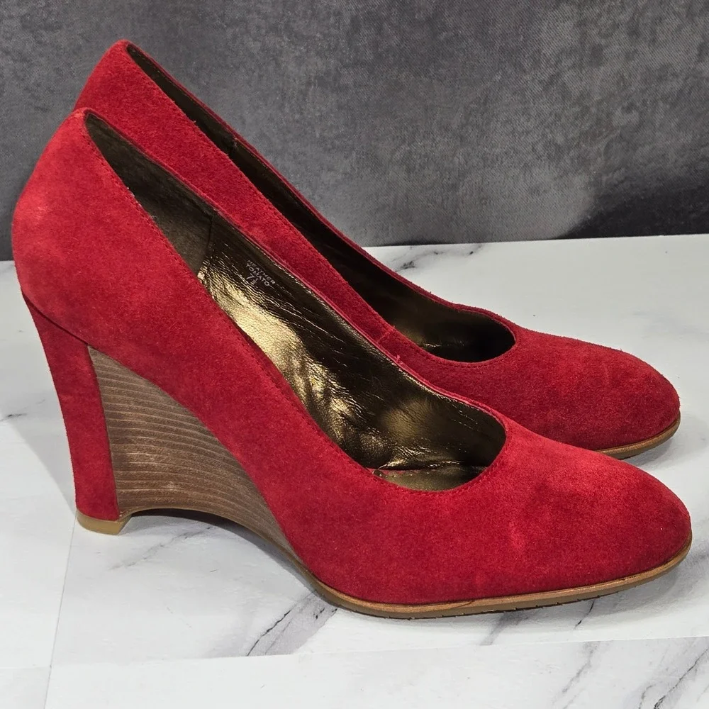 Donald J Pliner Heather Pumps Womens 7.5 Tomato Red Suede Covered Wedge Heels